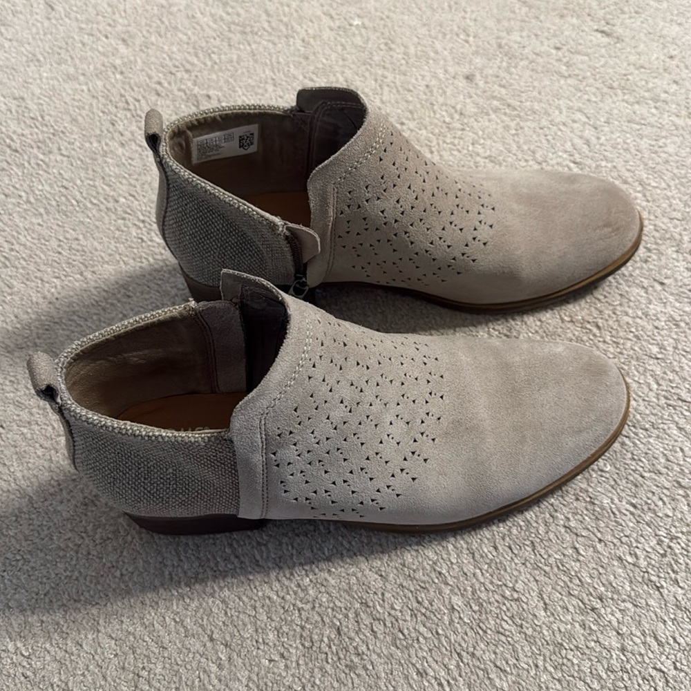 Tom’s Deia Ankle boots size 8.5